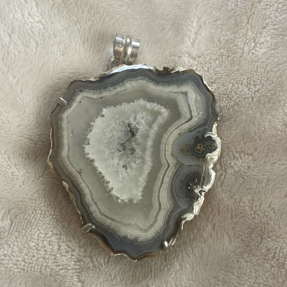 Woman’s pendant, sliced geode agate silver